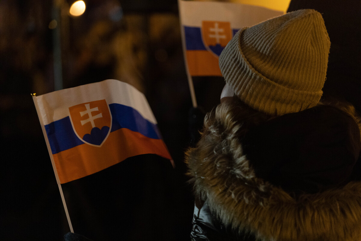 Protivládny protest, Trnava, Slovensko je Európa, transparent, slovenská vlajka, zlaté vane,