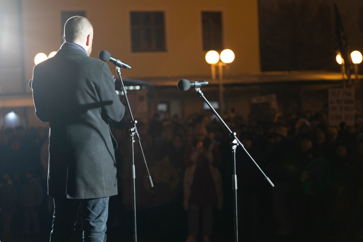 Protivládny protest, Trnava, Slovensko je Európa, transparent, slovenská vlajka, zlaté vane,