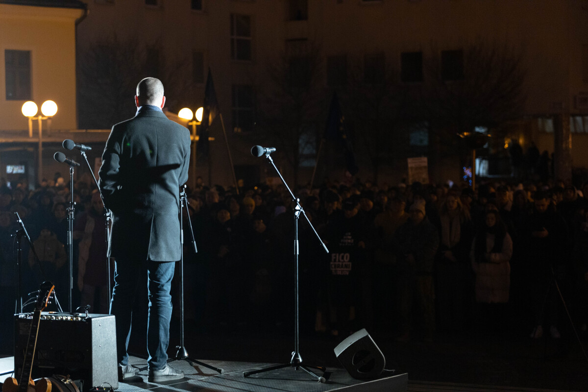 Protivládny protest, Trnava, Slovensko je Európa, transparent, slovenská vlajka, zlaté vane,