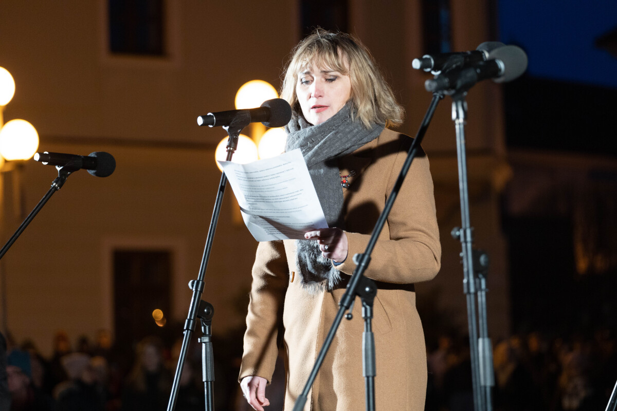 Protivládny protest, Trnava, Slovensko je Európa, transparent, slovenská vlajka, zlaté vane,