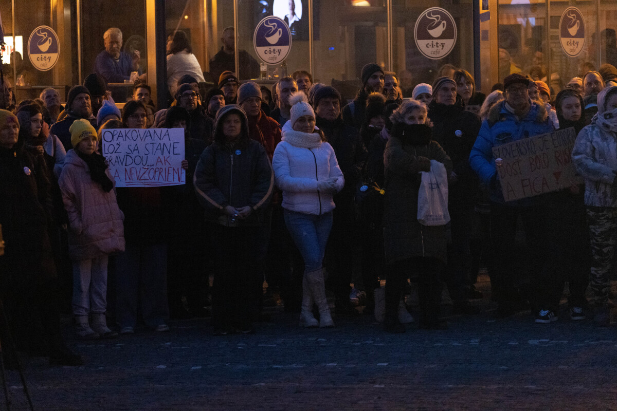 Protivládny protest, Trnava, Slovensko je Európa, transparent, slovenská vlajka, zlaté vane, 