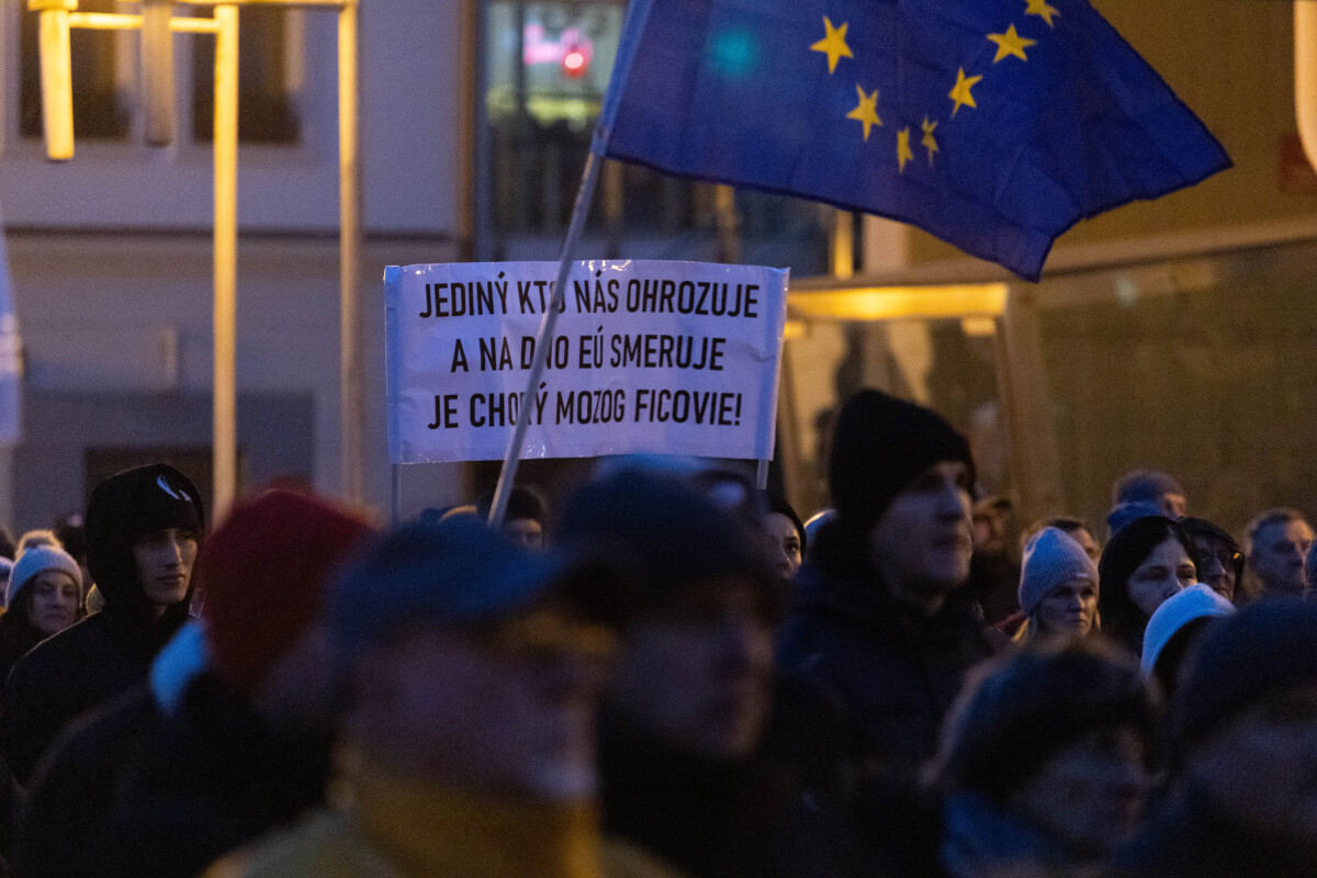 Protivládny protest, Trnava, Slovensko je Európa, transparent, slovenská vlajka, zlaté vane,