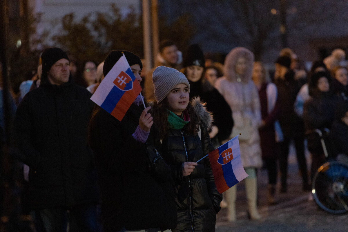 Protivládny protest, Trnava, Slovensko je Európa, transparent, slovenská vlajka, zlaté vane,
