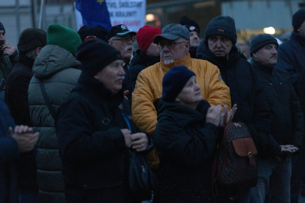 Protivládny protest, Trnava, Slovensko je Európa, transparent, slovenská vlajka, zlaté vane,