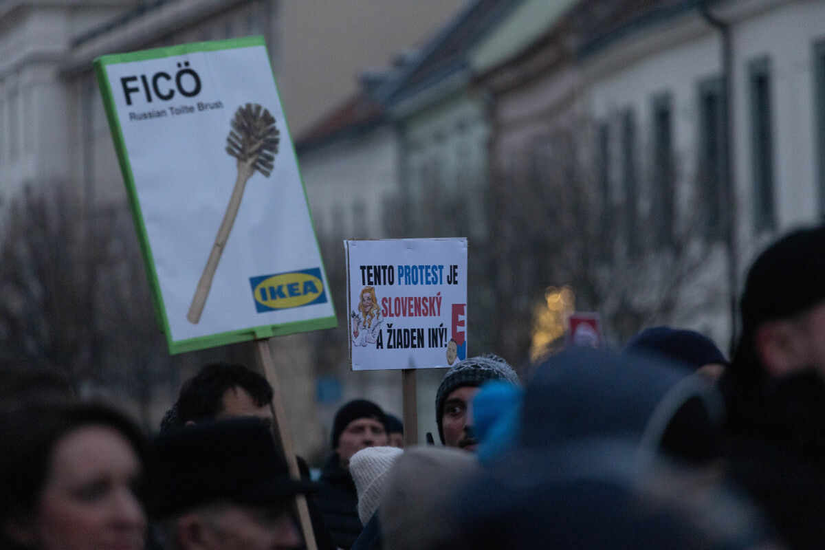 Protivládny protest, Trnava, Slovensko je Európa, transparent, slovenská vlajka, zlaté vane,