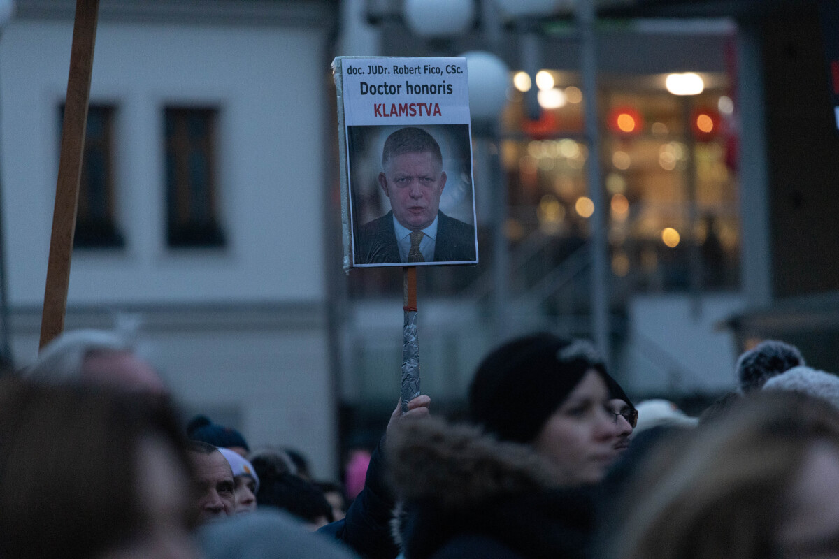 Protivládny protest, Trnava, Slovensko je Európa, transparent, slovenská vlajka, zlaté vane,