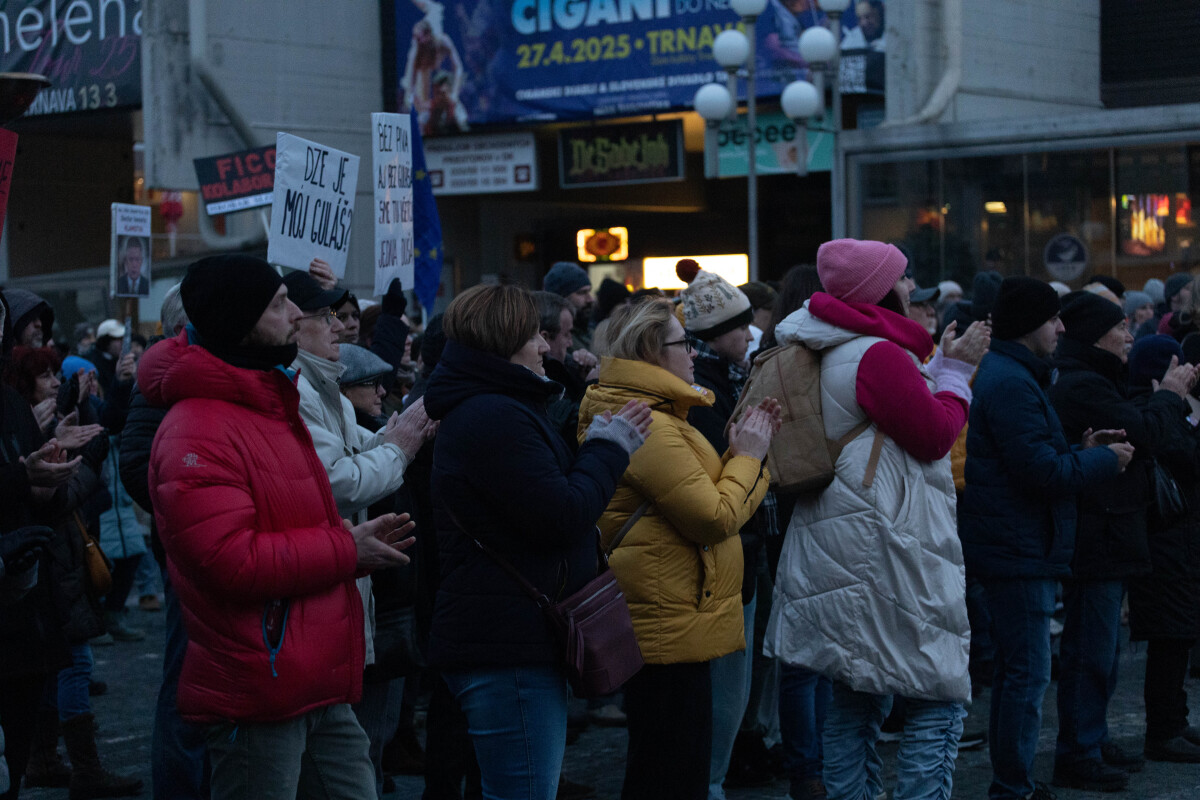 Protivládny protest, Trnava, Slovensko je Európa, transparent, slovenská vlajka, zlaté vane,