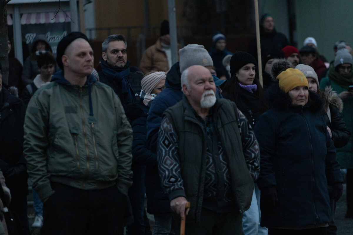Protivládny protest, Trnava, Slovensko je Európa, transparent, slovenská vlajka, zlaté vane,