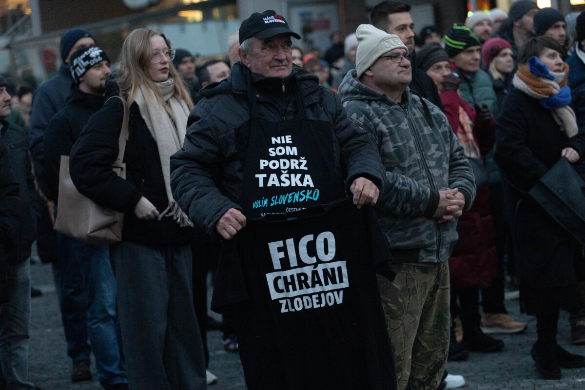 Protivládny protest, Trnava, Slovensko je Európa, transparent, slovenská vlajka, zlaté vane,