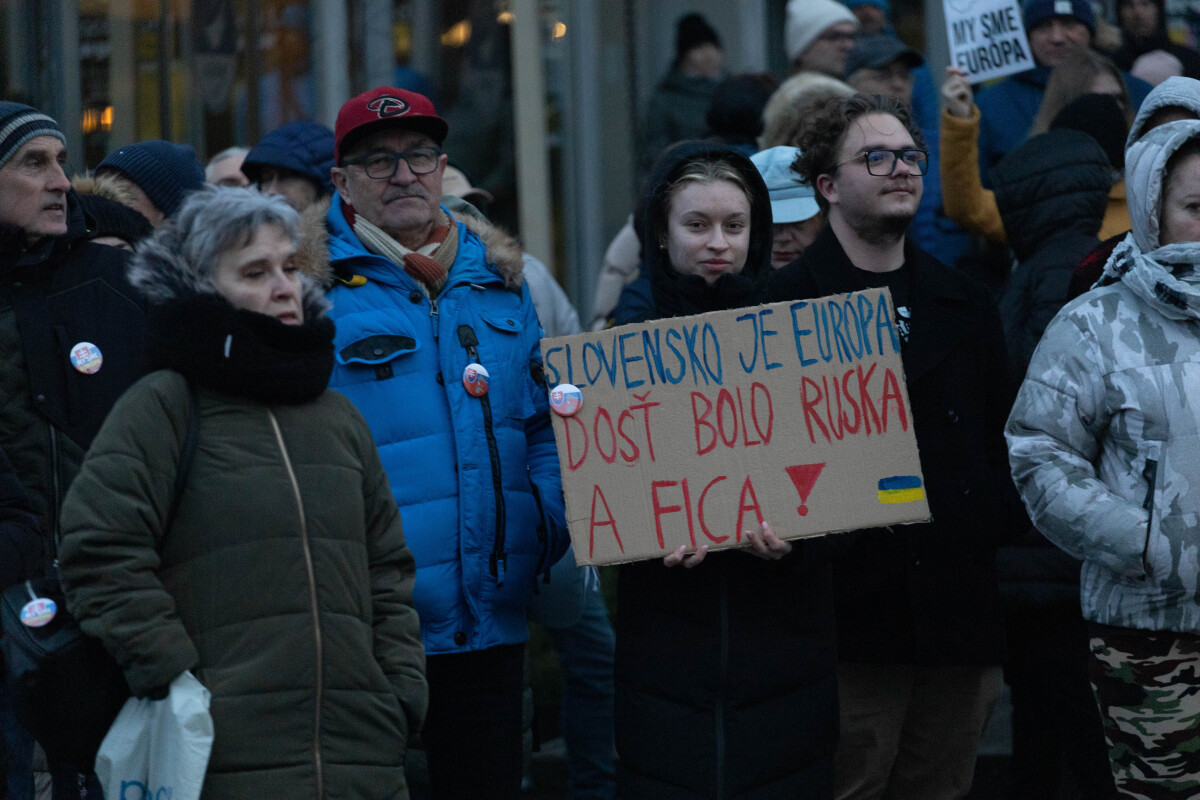 Protivládny protest, Trnava, Slovensko je Európa, transparent, slovenská vlajka, zlaté vane,