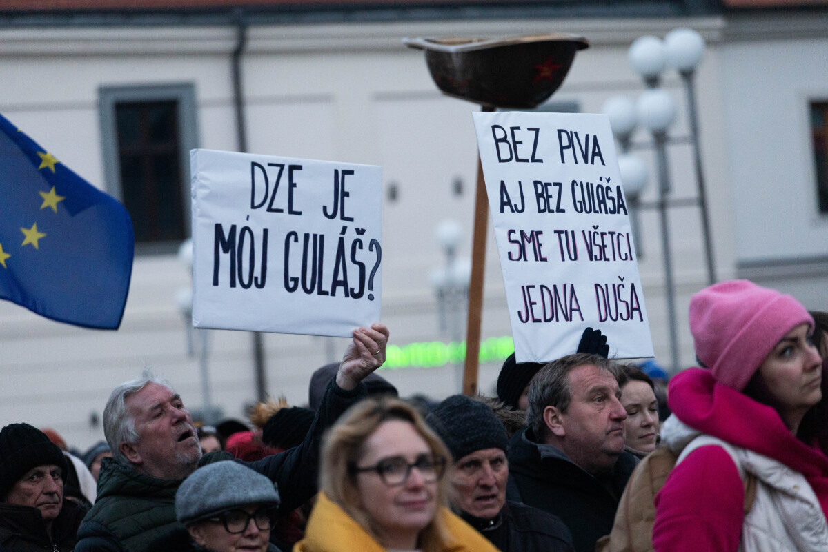 Protivládny protest, Trnava, Slovensko je Európa, transparent, slovenská vlajka, zlaté vane,