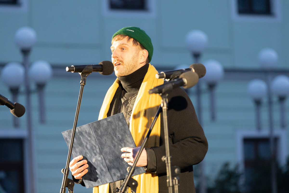 Protivládny protest, Trnava, Slovensko je Európa, transparent, slovenská vlajka, zlaté vane,