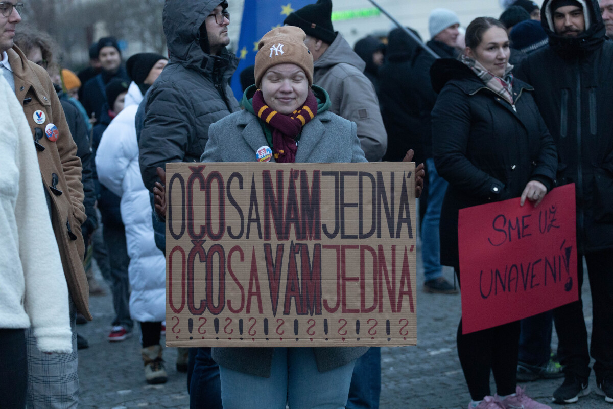 Protivládny protest, Trnava, Slovensko je Európa, transparent, slovenská vlajka, zlaté vane,