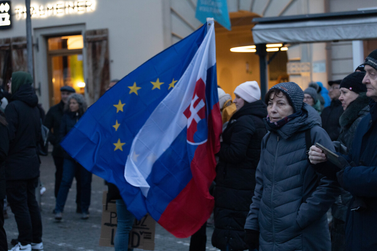 Protivládny protest, Trnava, Slovensko je Európa, transparent, slovenská vlajka, zlaté vane,