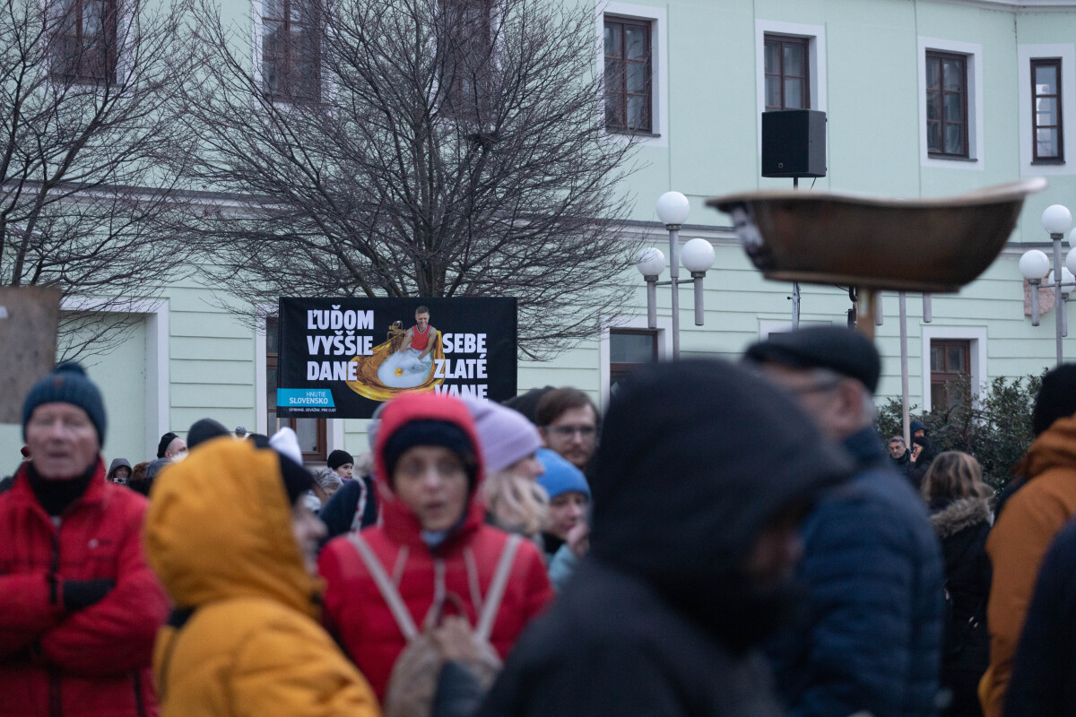 Protivládny protest, Trnava, Slovensko je Európa, transparent, slovenská vlajka, zlaté vane,