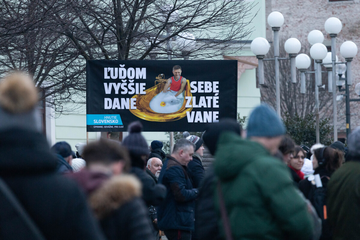 Protivládny protest, Trnava, Slovensko je Európa, transparent, slovenská vlajka, zlaté vane,