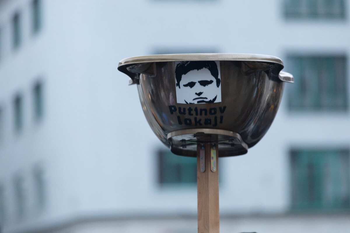Protivládny protest, Trnava, Slovensko je Európa, transparent, slovenská vlajka, zlaté vane,