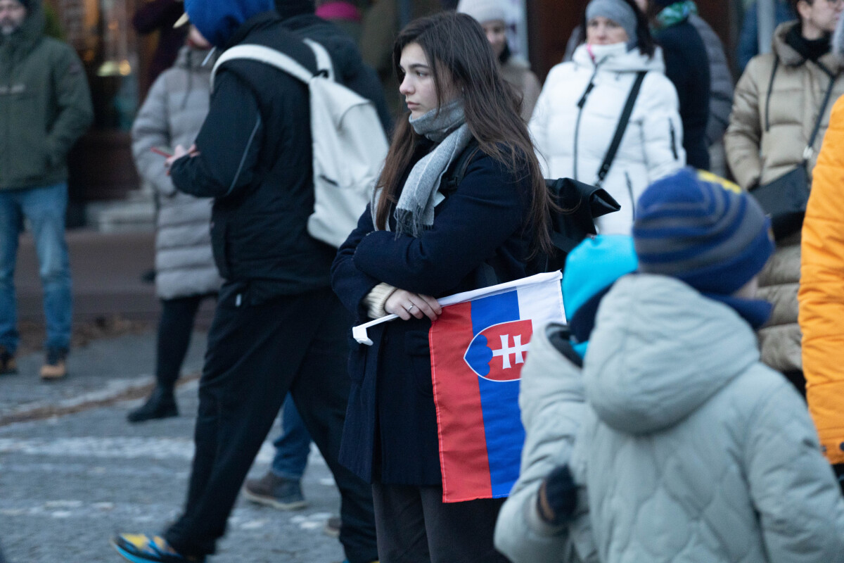 Protivládny protest, Trnava, Slovensko je Európa, transparent, slovenská vlajka, zlaté vane, 