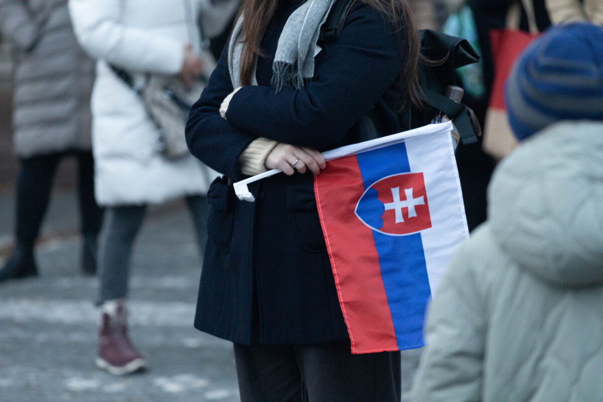 Protivládny protest, Trnava, Slovensko je Európa, transparent, slovenská vlajka, zlaté vane,
