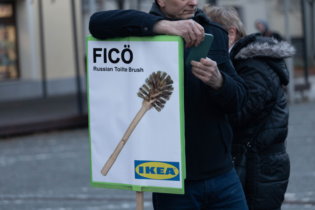 Protivládny protest, Trnava, Slovensko je Európa, transparent, slovenská vlajka, zlaté vane, 