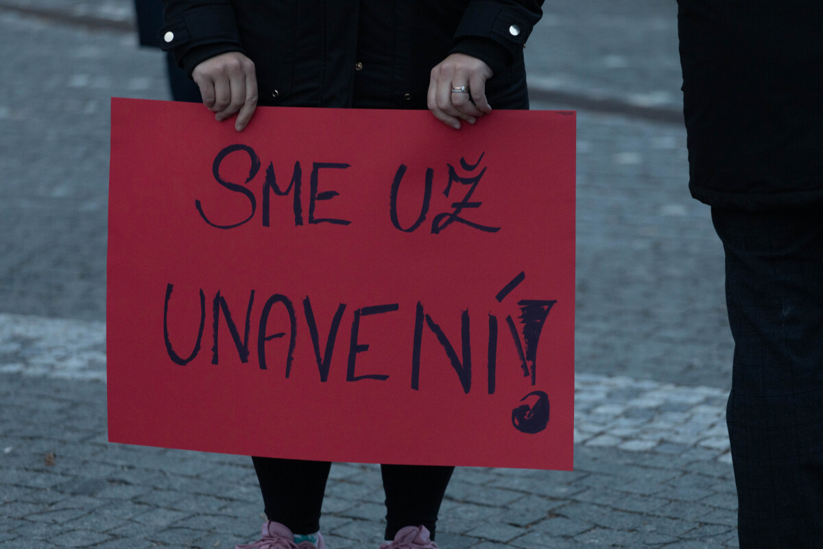Protivládny protest, Trnava, Slovensko je Európa, transparent, slovenská vlajka, zlaté vane,