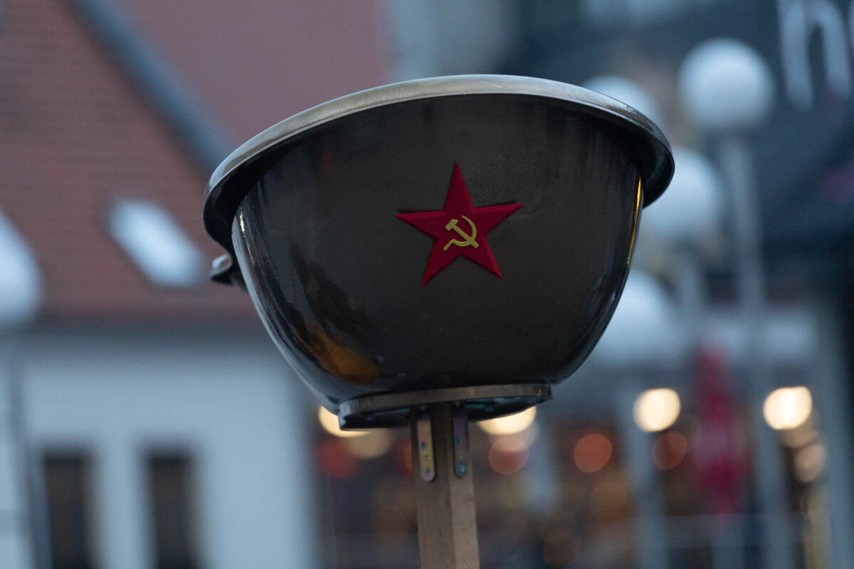 Protivládny protest, Trnava, Slovensko je Európa, transparent, slovenská vlajka, zlaté vane,