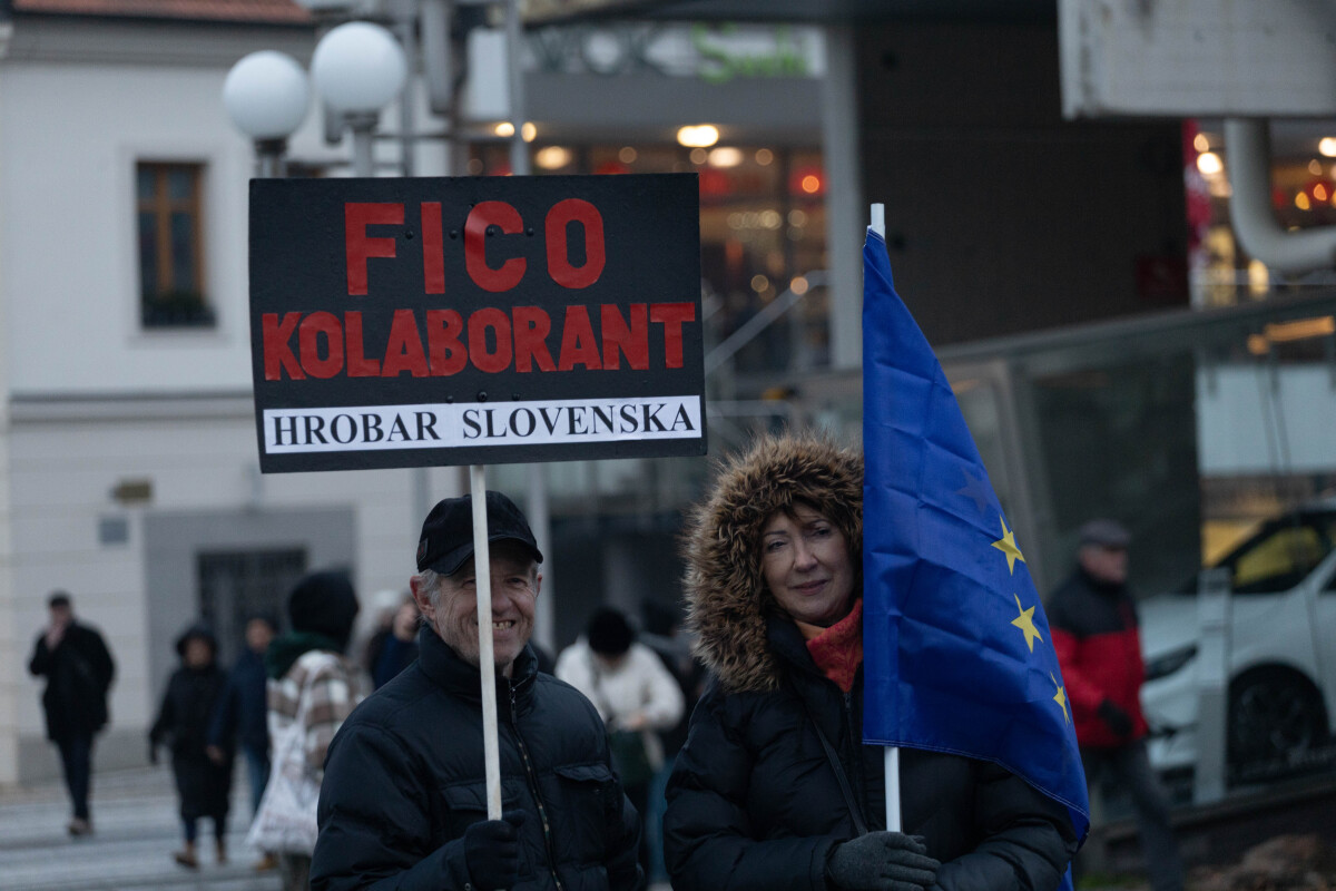 Protivládny protest, Trnava, Slovensko je Európa, transparent, slovenská vlajka, zlaté vane,