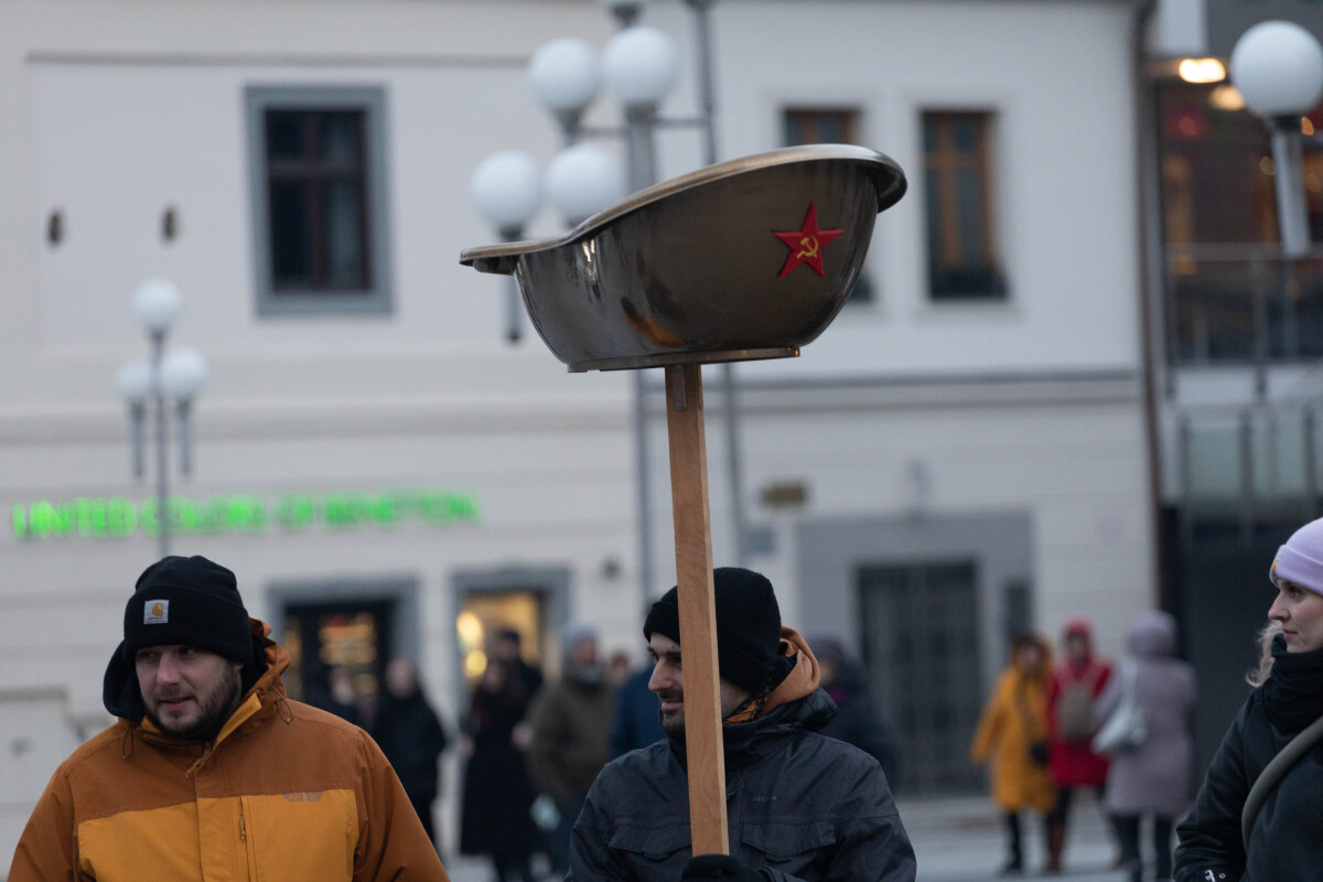 Protivládny protest, Trnava, Slovensko je Európa, transparent, slovenská vlajka, zlaté vane,