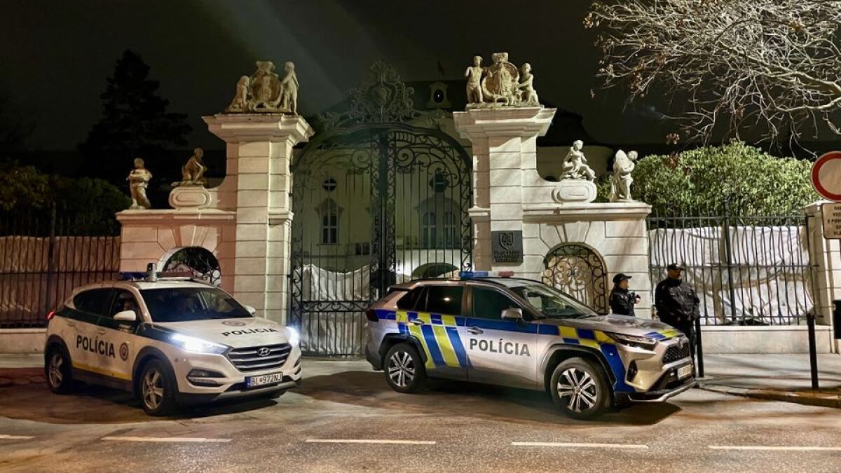 úrad vlády, polícia, policajné auto, protest, bratislava, Slovensko je Európa
