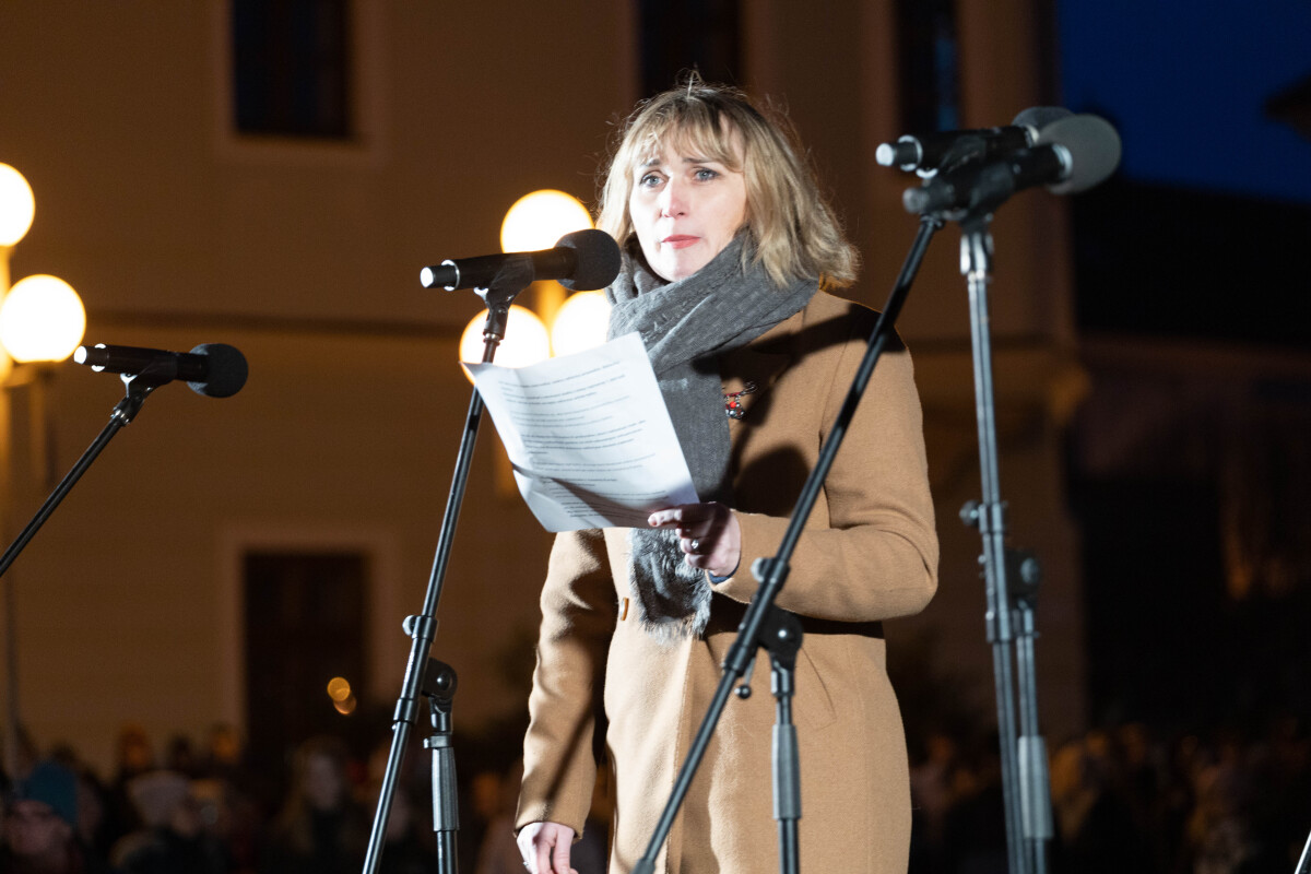 Xénia Makarová, Protivládny protest, Trnava, Slovensko je Európa, transparent, slovenská vlajka, zlaté vane,