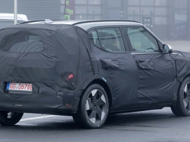 Kia EV2 - maskovaný prototyp 2025