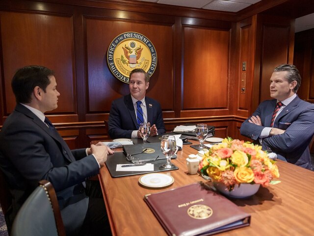 Poradca amerického prezidenta pre národnú bezpečnosť Mike Waltz (uprostred), minister zahraničných vecí Marco Rubio (vľavo) a minister obrany Pete Hegseth