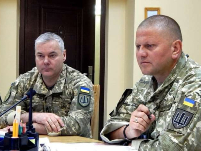 ukrajinskí generáli Serhij Najev a Valerij Zalužnyj