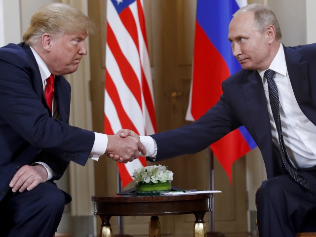 Donald Trump a Vladimir Putin na začiatku stretnutia v Prezidentskom paláci v Helsinkách 16. júla 2018. (AP Photo/Pablo Martinez Monsivais, File)