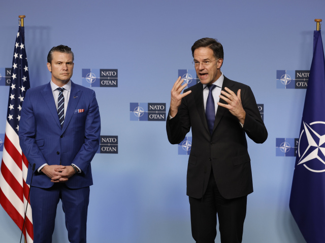 Minister obrany Spojených štátov amerických Pete Hegseth a generálny tajomník NATO Mark Rutte počas tlačovej konferencie v rámci stretutia ministrov obrany členských štátov v Bruseli 13. februára 2025. (AP Photo/Geert Vanden Wijngaert)