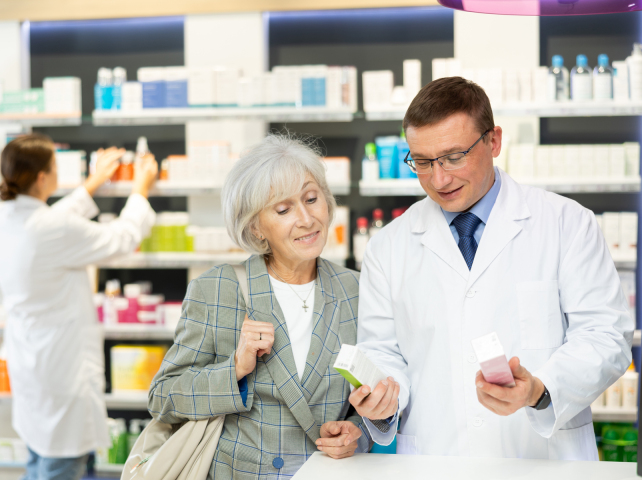 lekáreň, lekár, farmaceut, seniorka, dôchodkyňa