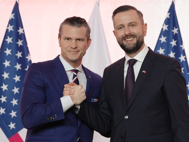 Americký minister obrany Pete Hegseth a poľský minister obrany Wladyslaw Kosiniak-Kamysz počas tlačovej konferencie na poľskom ministerstve obrany 14. februára 2025. (AP Photo/Czarek Sokolowski)