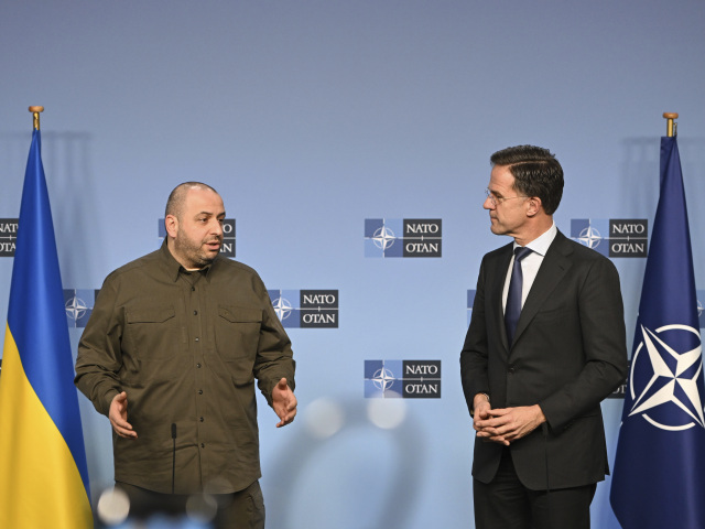 Generálny tajomník NATO Mark Rutte (vpravo) a ukrajinský minister obrany Rustem Umerov počas tlačovej konferencie v rámci stretnutia ministrov obrany členských krajín NATO v sídle NATO v Bruseli 13. februára 2025. FOTO TASR/AP