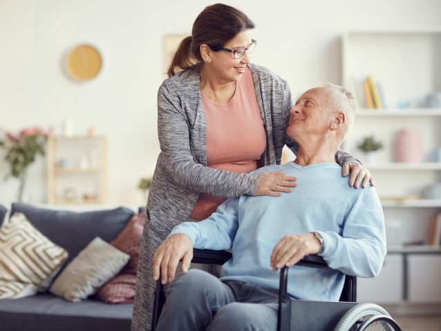 dôchodca, invalid, seniori, starostlivosť, ošetrovateľka