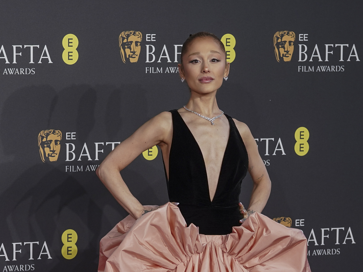Speváčka a herečka Ariana Grande v kreácii Louis Vuitton. 