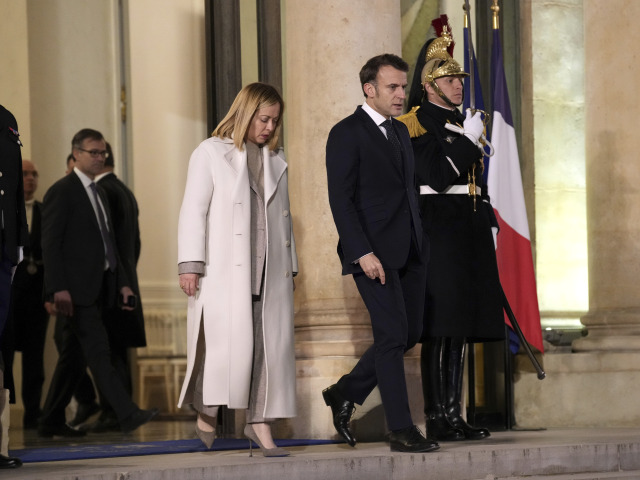 Giorgia Meloniová a Emmanuel Macron