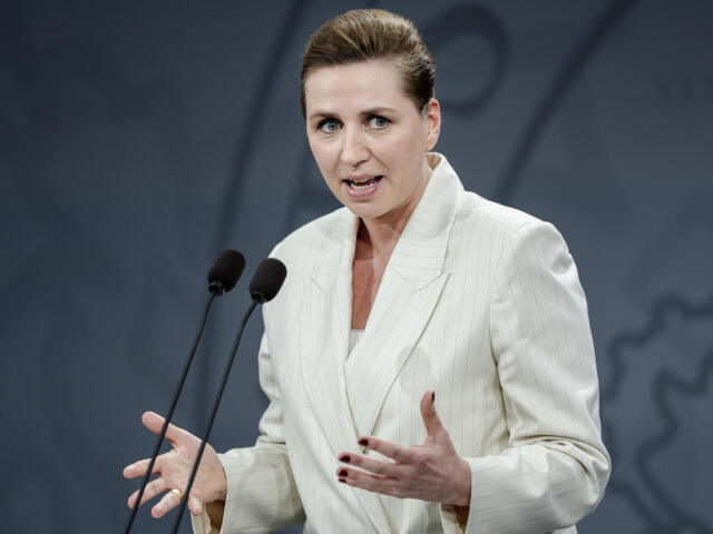 Dánska premiérka Mette Frederiksenová v Zrkadlovej sieni na úrade predsedu vlády v Kodani 19. fevruára 2025. (Mads Claus Rasmussen/Ritzau Scanpix via AP)