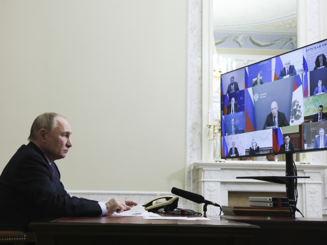 Ruský prezident Vladimir Putin predsedá zasadnutiu vlády prostredníctvom videokonferencie. Sankt Peterburg, 18. februára 2025. (Mikhail Metzel, Sputnik, Kremlin Pool Photo via AP)