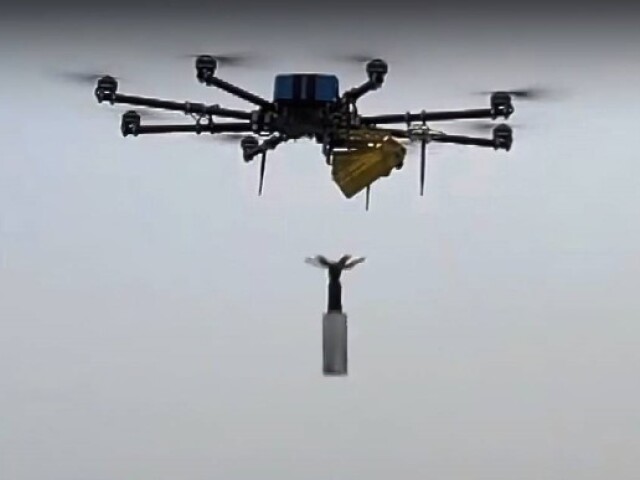 Dron zhadzuje bombu