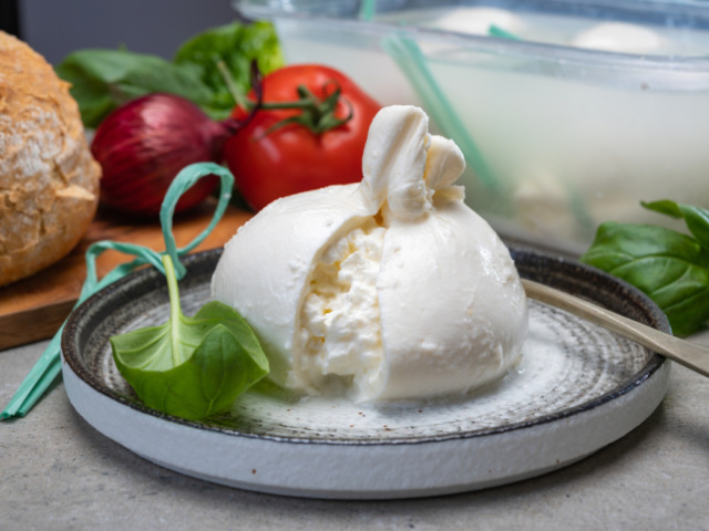 Taliansky syr: Burrata, drahšia sestra mozzarelly. Ako ju v kuchyni nezabiť?