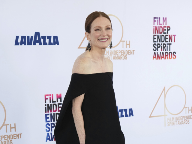 Herečka Julianna Moore v kreácii The Row. 