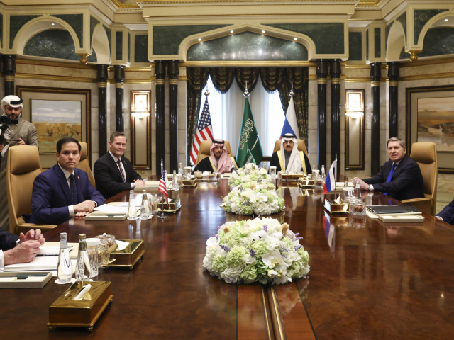 Americký minister zahraničných vecí Marco Rubio (druhý zľava), saudský minister zahraničných vecí princ Faisal bin Farhan Al Saud, saudský poradca pre národnú bezpečnosť Mosaad bin Mohammad Al-Aiban, americký poradca pre národnú bezpečnosť Mike Waltz (tretí zľava), americký vyslanec pre Blízky východ Steve Witkoff (vľavo), ruský minister zahraničných vecí Sergej Lavrov (vpravo), a poradca ruského prezidenta Vladimira Putina pre zahraničnú politiku Jurij Ušakov v paláci Diryah, v Rijáde (hlavné mesto Saudskej Arábie) 18. februára 2025. (Evelyn Hockstein/Pool Photo via AP)