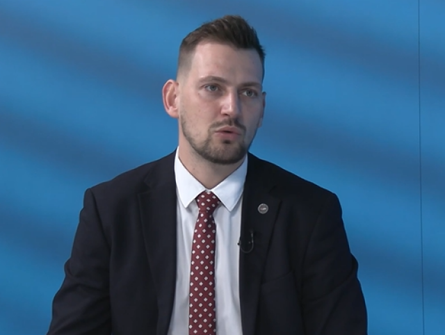 Matej Dobiš, Ide o peniaze