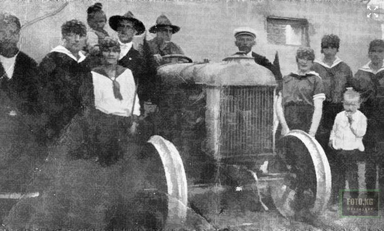 Interhelpovci priviezli so sebou aj traktor zn. Fordson. Domáci ho nazvali "čertov povoz".