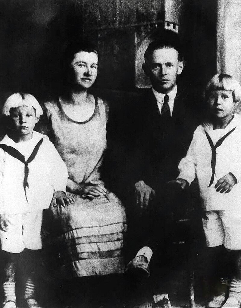 Štefan Dubček s rodinou, Alexander úplne vľavo, Piškek 1925.